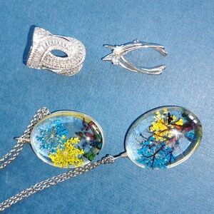 🦋 Butterfly Dried Flower 🦋 Glass Pendant Necklace 24" Chain NWT